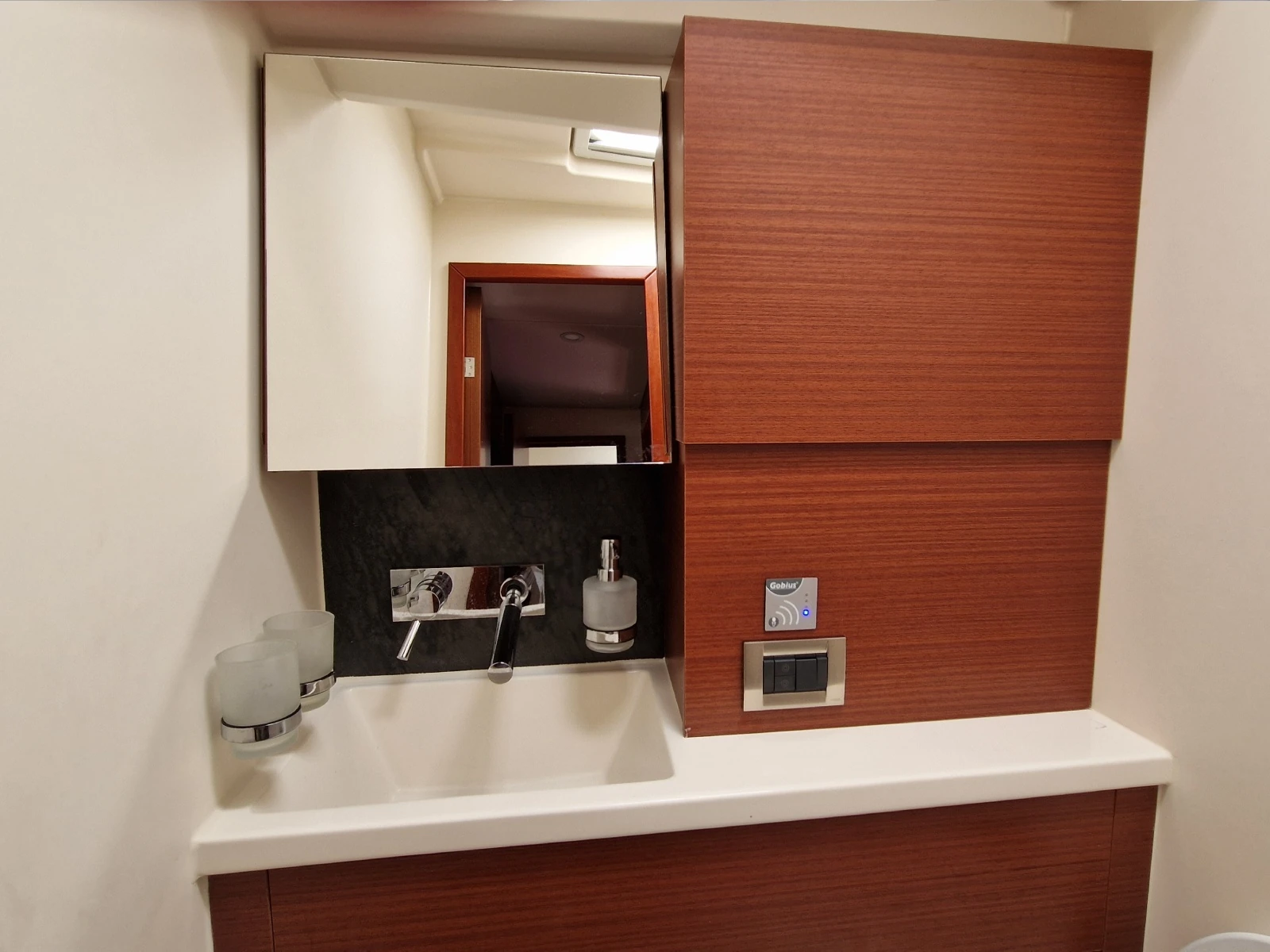 Master head with vanity sink