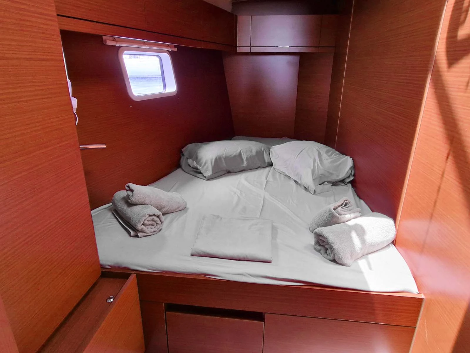 Guest cabin with porthole