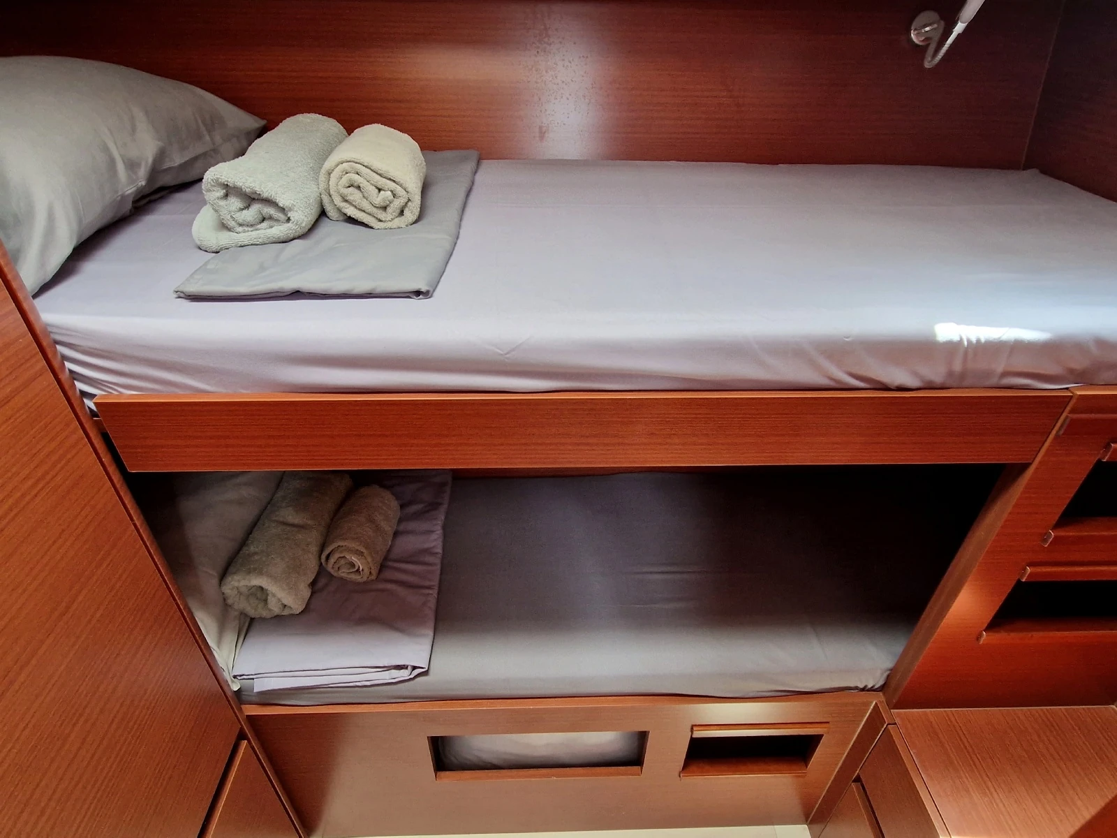 Guest cabin with sea-view porthole